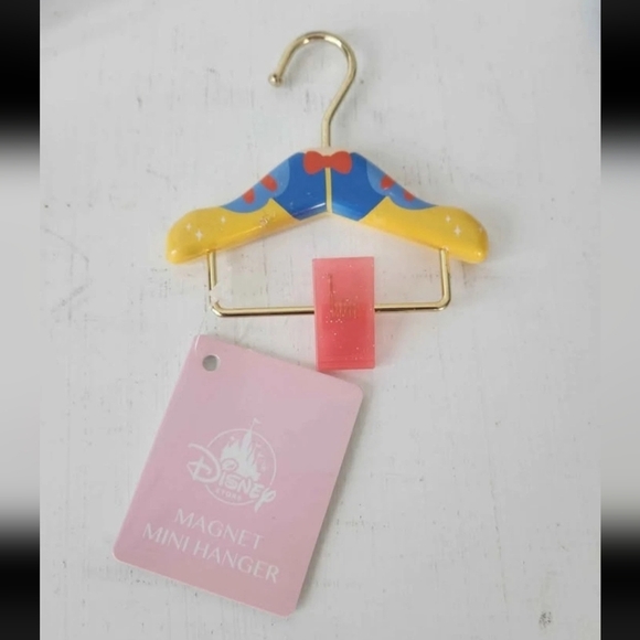 Disney Japan Aurora & Snow White Hanger Magnets NEW - Picture 2 of 7
